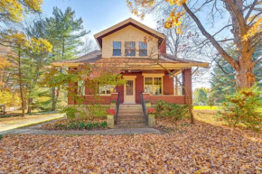 10 Mi to Downtown Cincinnati Home with Fire Pit!